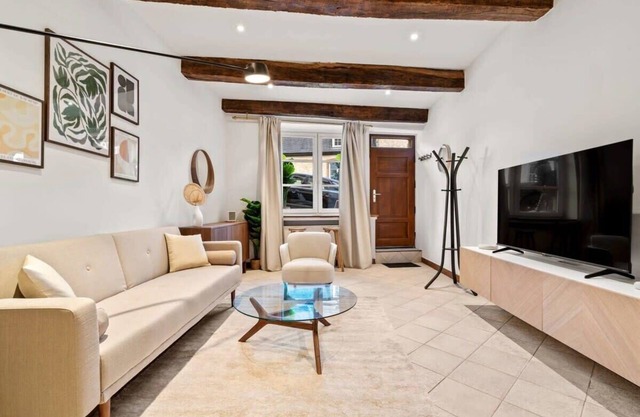 Cozy Apt w/Smart TV, Elevator & Equipped Kitchen