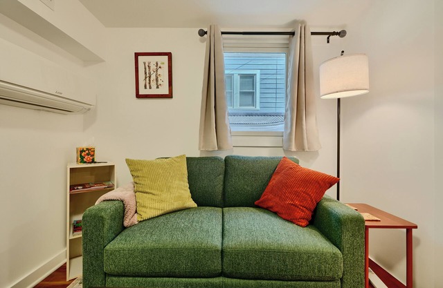 Cozy, artsy 2-bedroom, private apartment with WiFi, AC in vibrant Baltimore