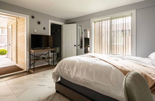 Cozy Bachelor Suite with Full Kitchen/Free Parking