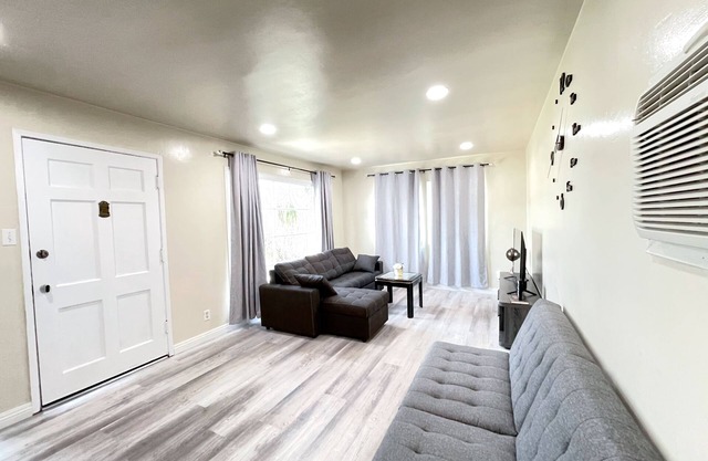 Cozy back house w/self checking in the heart of LA Full Kitchen, Wifi