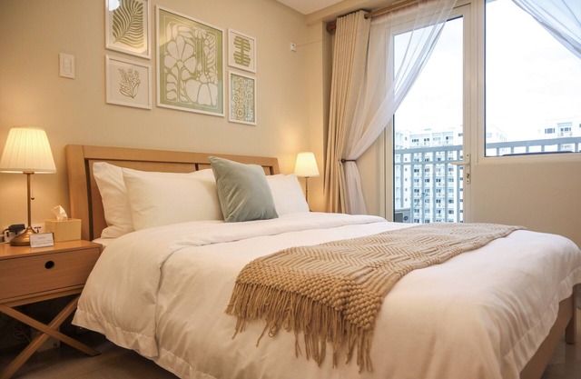 Cozy Balcony Suite by Shore Staycations