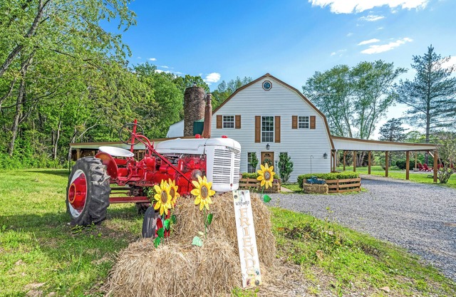 Cozy barn-house retreat w/hot tub 20 minutes to Nashville