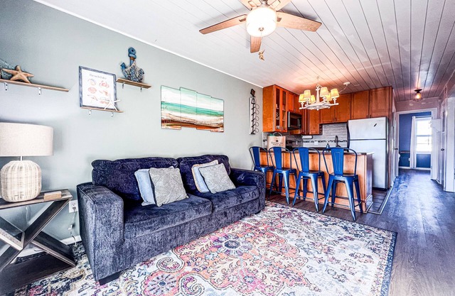 Cozy Beach Condo Sleeps 6 POOLn