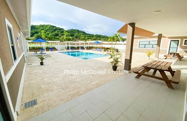 Cozy Beach House getaway in Lucea Hanover