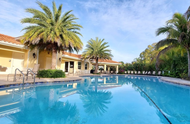 COZY BEACH RETREAT JUST MINUTES AWAY FROM BEACH