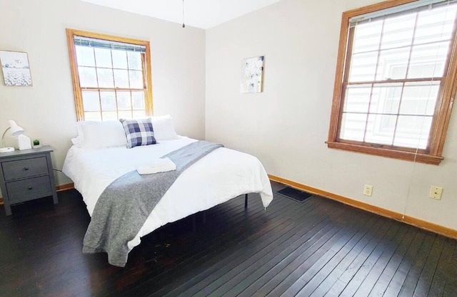 Cozy bedroom A in cute neighbourhood W Free Wi-Fi.