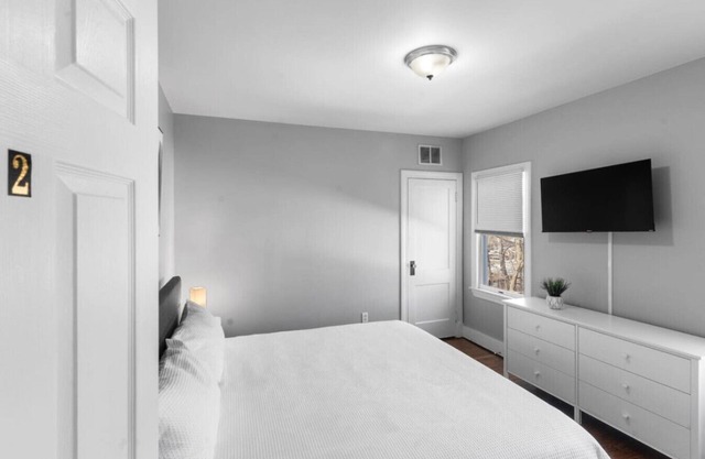 Cozy Bedroom next to SCSU