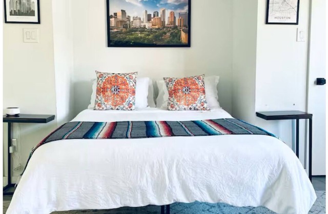 Cozy Blanco Studio 9 Walk to Shops and Restaurants with AC in vibrant Houston!