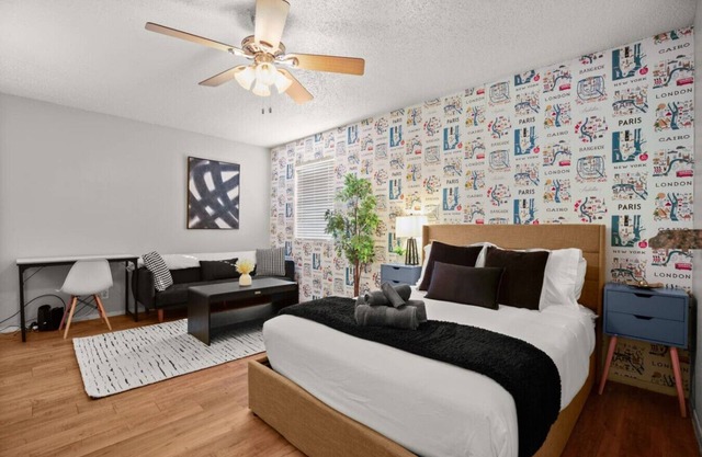 Cozy Brentwood Smart Suite! |15 Min to 6th!