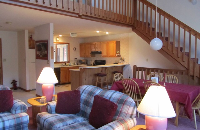Cozy Bretton Woods Townhome - AC. Close to many activities including Cog Train