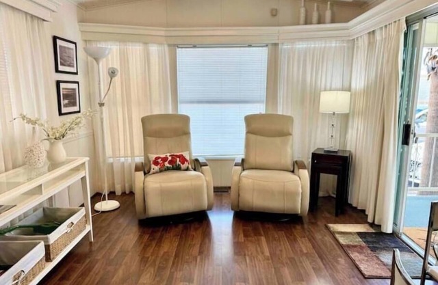 Cozy Bright Park Model, Vibrant 55+ many Amenities