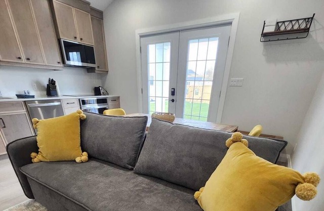 Cozy bungalow minutes from the beach and the beautiful downtown of Port Stanley!