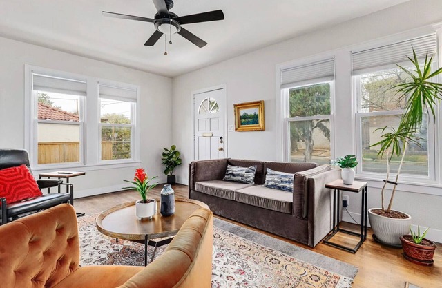 Cozy Bungalow + Minutes to Downtown - Ivory II