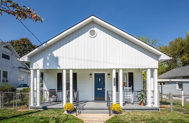 Cozy bungalow near old town Fredericksburg close to restaurants, parks & more!