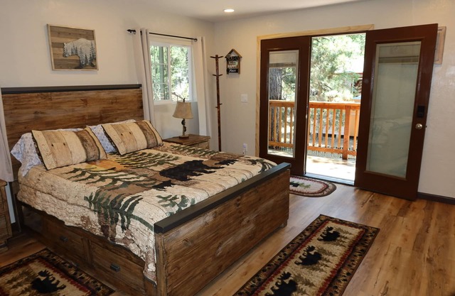 Cozy Cabin, 4 Beds-Dog friendly-15min Drive to to Ski Resort, Fenced yard