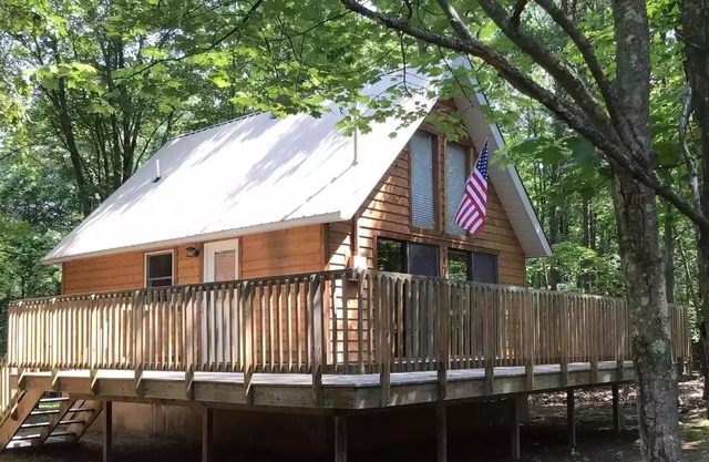 Cozy Cabin Cozy Cabin in the Woods - Near Cacapon Park & Berkeley Springs.