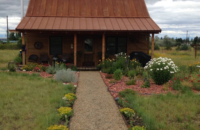 Cozy cabin in a beautiful mountain valley close to hiking, golf, airport