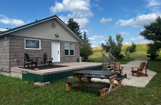 Cozy cabin in charming Cypress Hills with WiFi