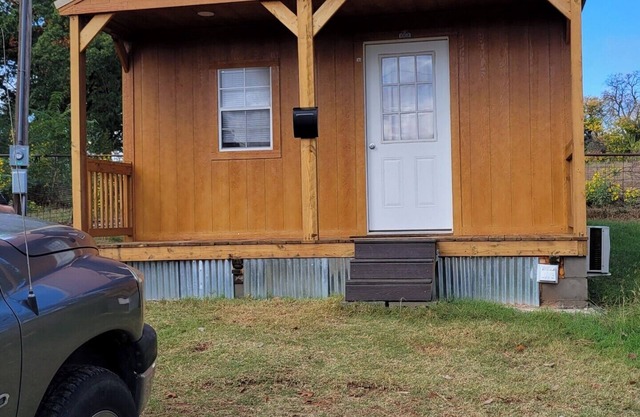 Cozy cabin in charming Ponca City with WiFi, AC