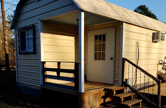 Cozy cabin in charming Hawkins with AC