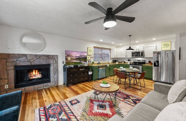 Cozy Cabin in the Woods - Hot Tub & Game Room!