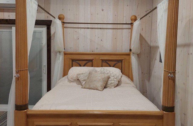 Cozy cabin including a pool and a country view, 5 min from the lake.