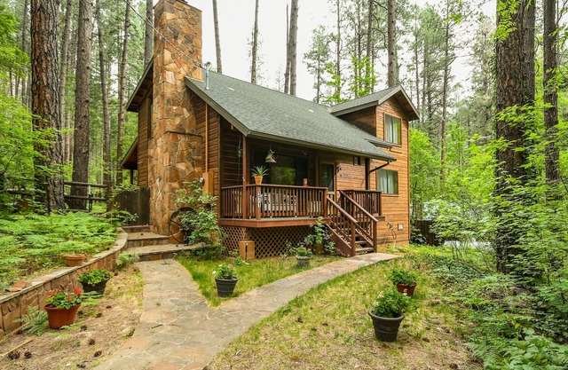 Cozy Cabin Nestled in the Heart of Oak Creek, minutes from trails