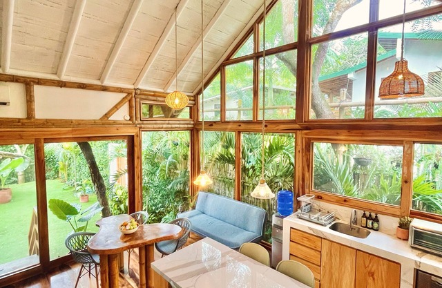 Cozy cabin ★ pool & family-friendly green oasis★3 blocks to beach★heart of town