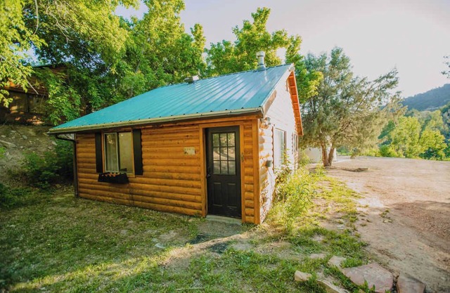 Cozy Cabin Retreat Near Zion & Bryce Canyon National Parks, Hot Tub & Stargazing