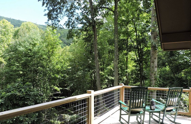 Cozy cabin with Paved access, Carport & Fast Wi-Fi, available Oct 5-11 & 19-23