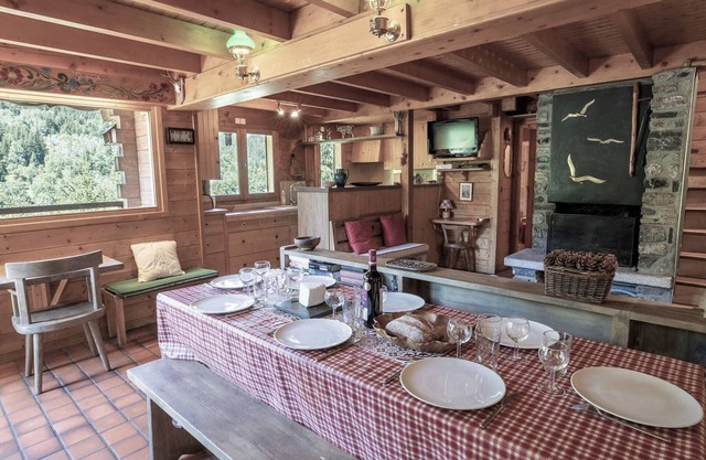 Cozy Chalet · Ski-in/Ski-out · Fireplace · Free WIFI