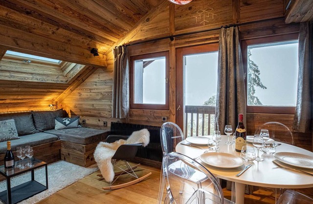 Cozy chalet · Ski-in/ski-out · Central location · Balcony