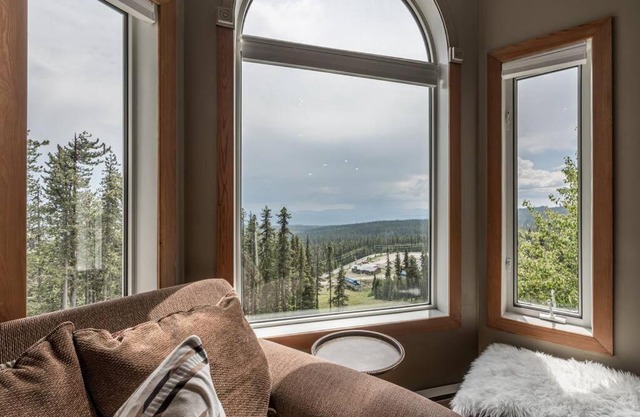 Cozy Chateau Styled Top Floor-2 Story Condo, True Ski-in/ Ski-out