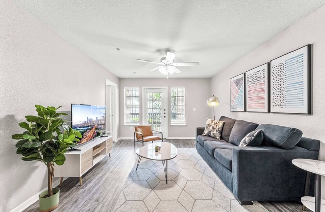 Cozy Chic 2BR King Suite w Gym& close to DT