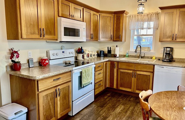 Cozy Chic Farmhouse for Traveling Professionals
