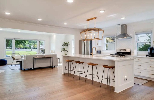 Cozy & Chic Home w Backyard | St. Matthews Retreat