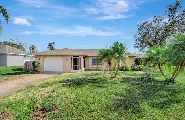 Cozy Coastal Cabana - 10 Minutes to beach and heated pool