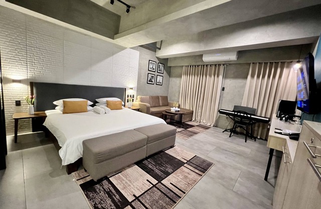 Cozy, Comfy & Spacious Hotel Type Condo with FREE Wifi, PS5 & 55" Smart TV