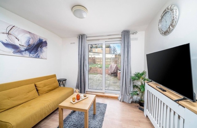 Cozy & comfy Woodgreen station apartment sleeps 6
