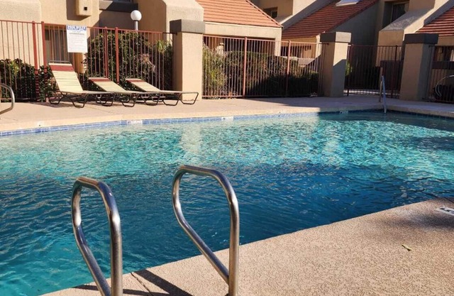 Cozy condo near MCC, pool, BBQ, covered parking