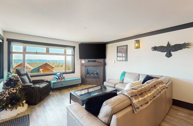 Cozy condo with ski-in/ski-out access and stunning mountain views
