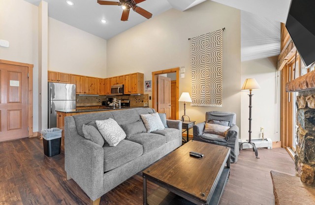 Cozy Condo w/Fireplace, Reading Nook & Private Balcony, Short Walk to Slopes