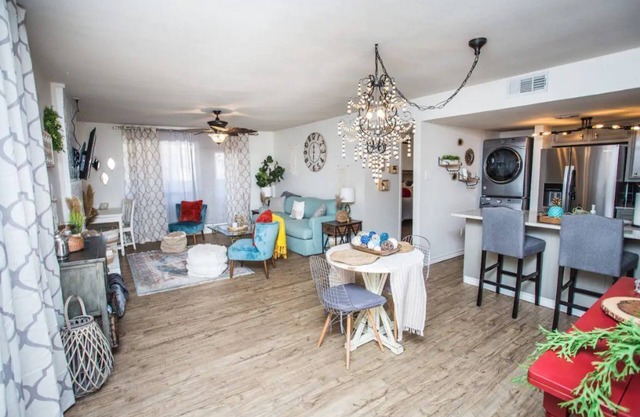 Cozy Condo W/Pool Walk to Park & View