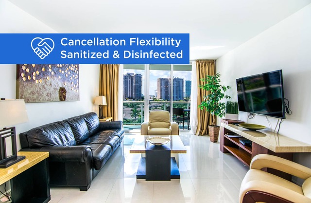Cozy condo w/city views just 500ft from the beach | WIFI + Parking