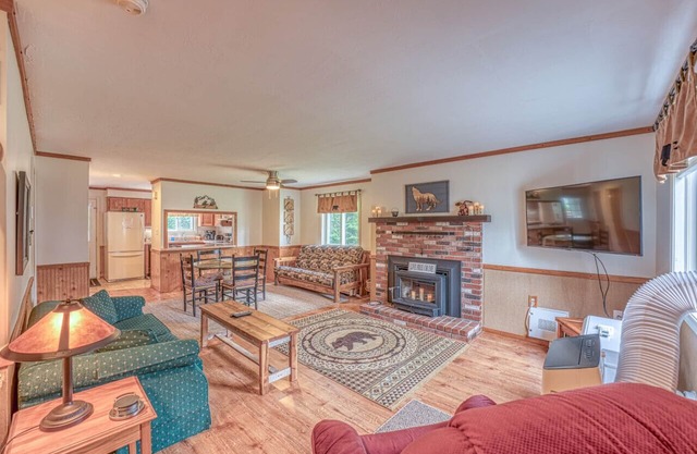 Cozy Condo- Walk to Restaurants! AC & Walkable!