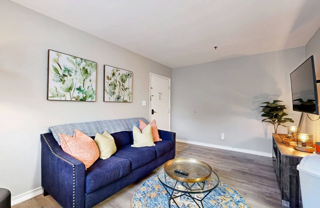 Cozy condo with modern appliances-and close to downtown