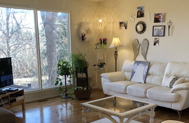 Cozy & convenient location!Fantastic view & private with 5 bdrms, 3 bathrooms!