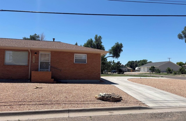 Cozy Corner 1401- West -Unit 2-bedroom apt in adorable La Junta with WiFi, AC