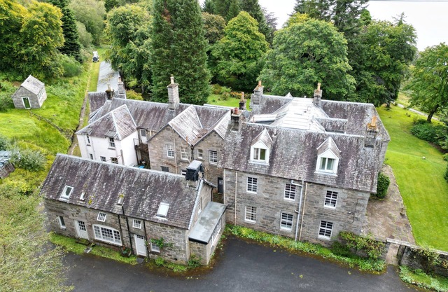 Cozy cottage from 1840 on the beautiful Loch Rannoch in Scotland