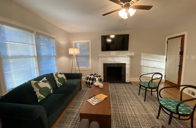 Cozy cottage in Historic Roswell just blocks from Canton Street!